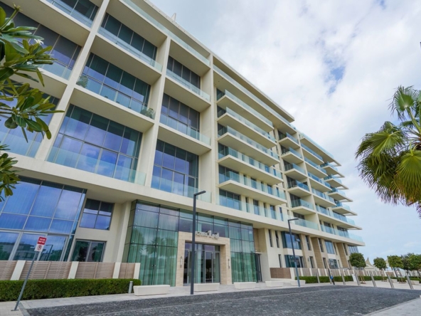 Partial Sea View | Luxurious 1BR Loft | Prime Area – UAEMCR-3658