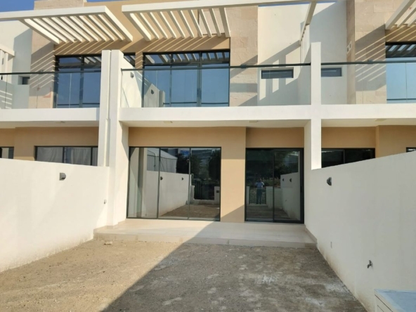 Spacious Townhouse | Close to Park and Lake – UAEMRP-4144