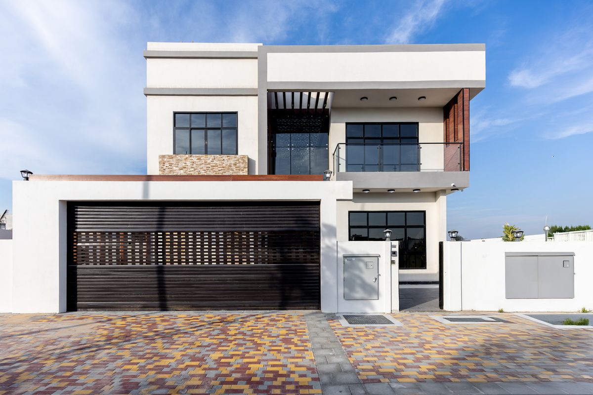 Single Row | Stunning 5BR+M Villa | Private Pool – UAEMCSP-18397