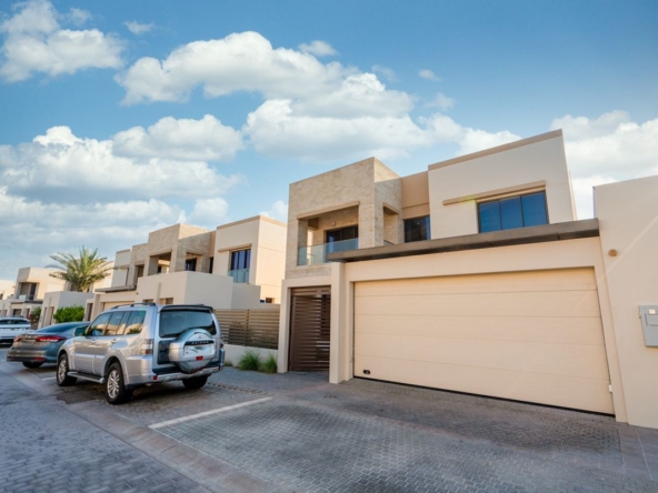 Elegant 5BR Villa | Private Pool | Well Maintained – UAEMCSP-19834